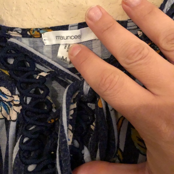 A small Women’s tank top - Picture 3 of 4